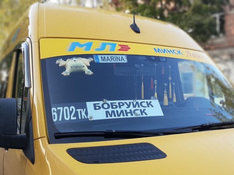Жёлтый микроавтобус Мерседес Спринтер Минсклайн: логотип на лобовом стекле, табло «Бобруйск — Минск» и госномер 6702ТК